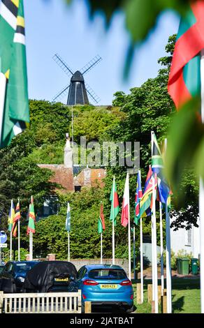 Brighton UK 1st juin 2022 - le village de Rotingdean près de Brighton est décoré avec des drapeaux du Commonwealth prêts pour les célébrations du Jubilé de platine de la Reine au cours des prochains jours : Credit Simon Dack / Alamy Live News Banque D'Images