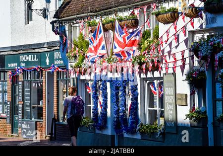 Brighton UK 1st juin 2022 - Ye Olde Black Horse dans le village de Rotingdean près de Brighton est décoré et prêt pour les célébrations du Jubilé de platine de la Reine au cours des prochains jours : Credit Simon Dack / Alamy Live News Banque D'Images