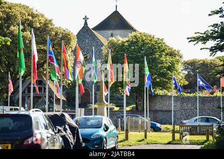 Brighton UK 1st juin 2022 - le village de Rotingdean près de Brighton est décoré avec des drapeaux du Commonwealth prêts pour les célébrations du Jubilé de platine de la Reine au cours des prochains jours : Credit Simon Dack / Alamy Live News Banque D'Images