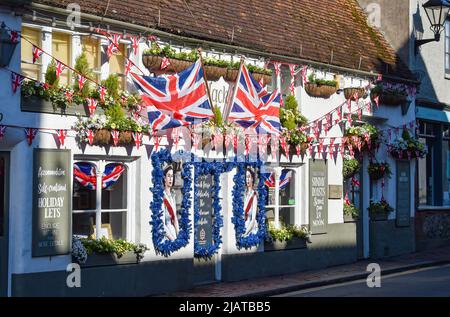 Brighton UK 1st juin 2022 - Ye Olde Black Horse dans le village de Rotingdean près de Brighton est décoré et prêt pour les célébrations du Jubilé de platine de la Reine au cours des prochains jours : Credit Simon Dack / Alamy Live News Banque D'Images