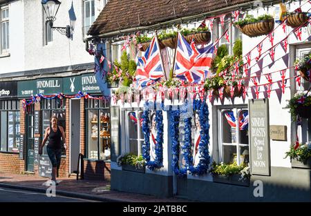 Brighton UK 1st juin 2022 - Ye Olde Black Horse dans le village de Rotingdean près de Brighton est décoré et prêt pour les célébrations du Jubilé de platine de la Reine au cours des prochains jours : Credit Simon Dack / Alamy Live News Banque D'Images