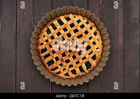 Tarte aux myrtilles de treillis maison fraîchement cuite dans un plat de cuisson sur table en bois, vue sur copyspace Banque D'Images