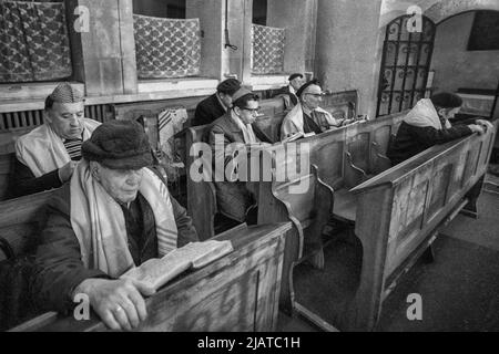 Prière des Juifs de Cracovie dans la Synagogue Remuh, 1980s, Kazimierz de Cracovie. Banque D'Images