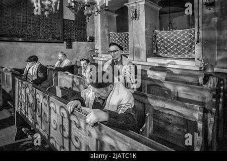 Prière des Juifs de Cracovie dans la Synagogue Remuh, 1980s, Kazimierz de Cracovie. Banque D'Images