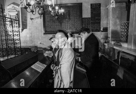 Prière des Juifs de Cracovie dans la Synagogue Remuh, 1980s, Kazimierz de Cracovie. Banque D'Images