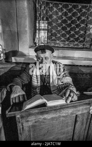 Prière des Juifs de Cracovie dans la Synagogue Remuh, 1980s, Kazimierz de Cracovie. Banque D'Images