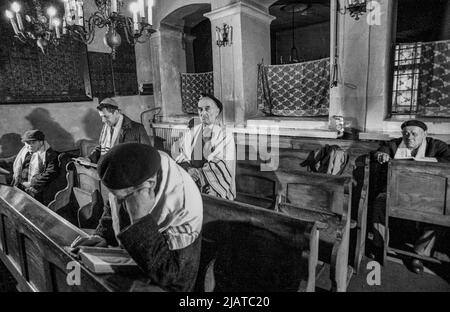 Prière des Juifs de Cracovie dans la Synagogue Remuh, 1980s, Kazimierz de Cracovie. Modlitwa krakowskich żydów W Synagodze Remuh, lata lata 80. XX wieku, Krako Banque D'Images