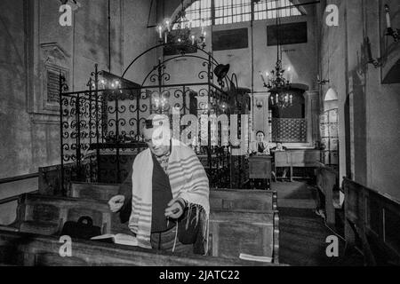 Prière des Juifs de Cracovie dans la Synagogue Remuh, 1980s, Kazimierz de Cracovie. Banque D'Images