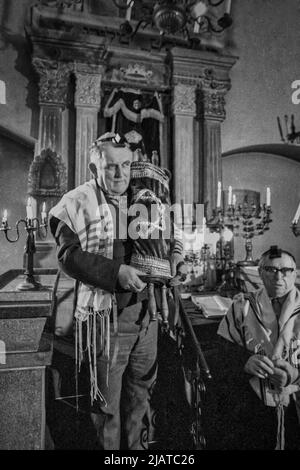 Prière des Juifs de Cracovie dans la Synagogue Remuh, 1980s, Kazimierz de Cracovie. Banque D'Images