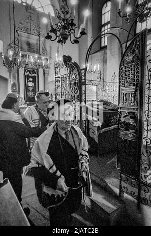 Prière des Juifs de Cracovie dans la Synagogue Remuh, 1980s, Kazimierz de Cracovie. Banque D'Images