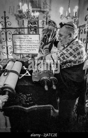 Prière des Juifs de Cracovie dans la Synagogue Remuh, 1980s, Kazimierz de Cracovie. Banque D'Images