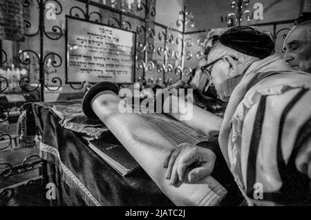 Prière des Juifs de Cracovie dans la Synagogue Remuh, 1980s, Kazimierz de Cracovie. Banque D'Images