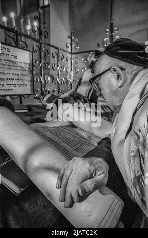 Prière des Juifs de Cracovie dans la Synagogue Remuh, 1980s, Kazimierz de Cracovie. Banque D'Images