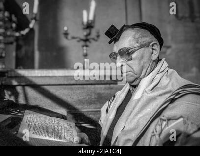 Prière des Juifs de Cracovie dans la Synagogue Remuh, 1980s, Kazimierz de Cracovie. Banque D'Images