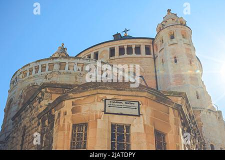 La cathédrale Saint Sion est une église byzantine sur le mont Sion à Jérusalem. Vue de face par dessous Banque D'Images