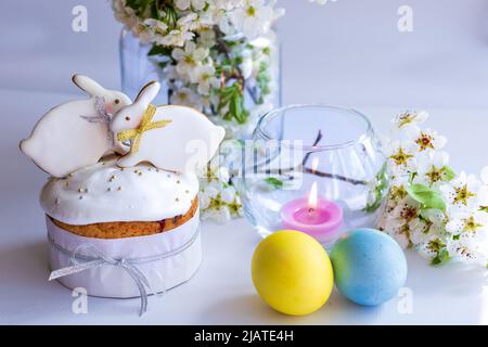 Sur table en bois gris et gâteau de lapin de Pâques, gâteau de Pâques dans un panier ou dans une boîte en bois, gris, fleurs de printemps Muscari, table douce pour les vacances, EAS Banque D'Images