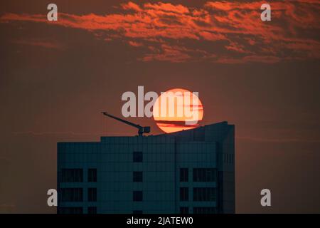 Coucher de soleil à Doha entre les bâtiments. Bâtiment de Doha et paysage urbain. Banque D'Images