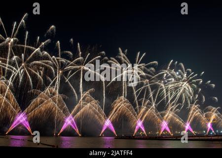 Feux d'artifice à corniche le soir eid 2021 Banque D'Images