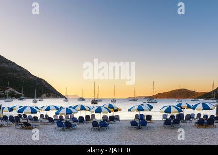 Fabuleux coucher de soleil de printemps sur la plage d'Avali. Paysage marin coloré en soirée de la mer Ionienne. Fantastique scène extérieure de l'île Lefkada, Grèce, Europe. Beauté Banque D'Images