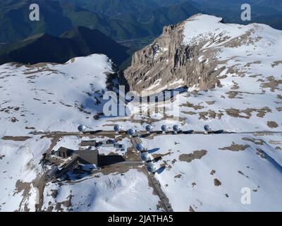 VUE AÉRIENNE. L'Interferomètre du plateau de Bure enorne la neige de mai. Hautes-Alpes, France. Banque D'Images