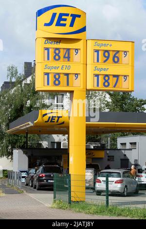 Muelheim, Allemagne. 01st juin 2022. File d'attente à une station-SERVICE JET, tableau d'affichage, remise réservoir: Les prix chuteront à moins de deux euros sur 1 juin 2022 avec l'introduction de la remise réservoir - comme à cette station-service à Muelheim, photo thème, prix du carburant en Allemagne à une station-service, Â crédit: actualités en direct de dpa/Alamy Banque D'Images