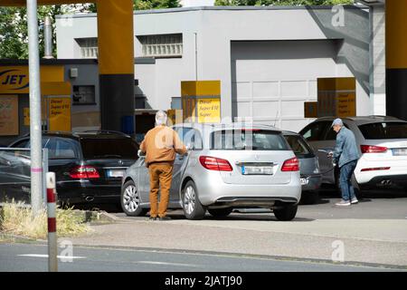 Muelheim, Allemagne. 01st juin 2022. File d'attente à une station-SERVICE JET, remise de réservoir: Les prix chuteront à moins de deux euros sur 1 juin 2022 avec l'introduction de la remise de réservoir - comme à cette station-service à Muelheim, thème photo, prix du carburant en Allemagne à une station-service, Â crédit: dpa/Alay Live News Banque D'Images