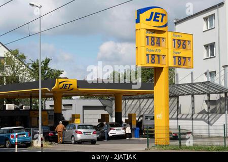 Muelheim, Allemagne. 01st juin 2022. File d'attente à une STATION-SERVICE JET, panneau d'affichage, remise de réservoir: Les prix chuteront à moins de deux euros sur 1 juin 2022 avec l'introduction de la remise de réservoir - comme à cette station-service à Muelheim, photo thème, prix du carburant en Allemagne à une station-service, Â crédit: actualités en direct de dpa/Alamy Banque D'Images