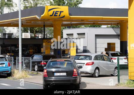 Muelheim, Allemagne. 01st juin 2022. File d'attente à une station-SERVICE JET, remise de réservoir: Les prix chuteront à moins de deux euros sur 1 juin 2022 avec l'introduction de la remise de réservoir - comme à cette station-service à Muelheim, thème photo, prix du carburant en Allemagne à une station-service, Â crédit: dpa/Alay Live News Banque D'Images