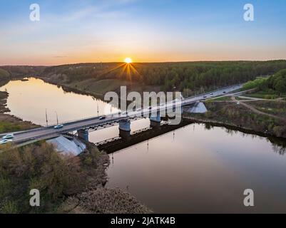 Belle vue sur le pont traversant la rivière Iset dans la ville de Kamensk-Uralsky au coucher du soleil au printemps. Kamensk-Ouralski, région de Sverdlovsk, mont Oural Banque D'Images