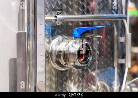 Vanne de cuve de fabrication de vin industriel en acier inoxydable, mise au point sélective Banque D'Images