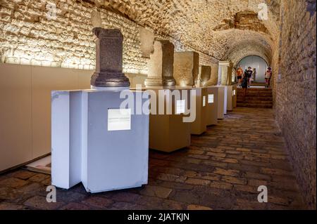 Tarragone, Catalogne, Espagne. 28th mai 2022. Des colonnes romaines de différents styles sont exposées dans les couloirs souterrains voûtés. Intégré à l'II ? Siècle sous le règne d'Hadrien, le Cirque Antico de Tarragone fait partie d'un complexe archéologique romain mis à valeur touristique par les autorités locales. t est inscrit sur la liste du patrimoine mondial de l'UNESCO.depuis 1998, ''tarraco viva'' est un festival qui présente la culture romaine de Tarragona pendant le mois de mai. C'est un atout majeur pour attirer les clients de bateaux de croisière.depuis 2021, le port de Tarragone a annoncé un investissement pour augmenter le Banque D'Images