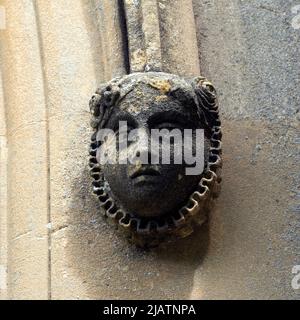 Tête sculptée sur la face sud de l'église Saint-Pierre-ad-Vincula, Hampton Lucy, Warwickshire, Angleterre, Royaume-Uni Banque D'Images