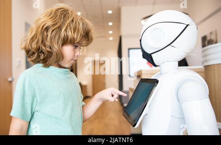 l'enfant interagit avec l'intelligence artificielle du robot, la communication Banque D'Images