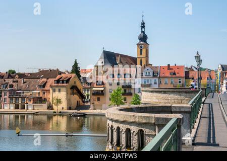 Die historische Altstadt von Kitzingen am main in Unterfranken mit der historischen Steinbrücke Banque D'Images