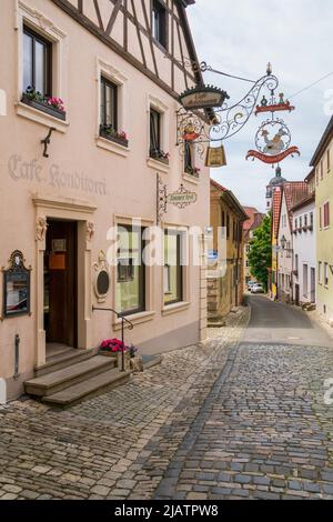 Die historische Altstadt von Dettelbach am main in Unterfranken mit malerischen Gebäuden innerhalb der Stadtmauer Banque D'Images