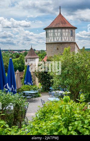 Die historische Altstadt von Dettelbach am main in Unterfranken mit malerischen Gebäuden innerhalb der Stadtmauer Banque D'Images