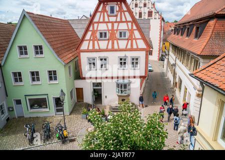 Die historische Altstadt von Dettelbach am main in Unterfranken mit malerischen Gebäuden innerhalb der Stadtmauer Banque D'Images