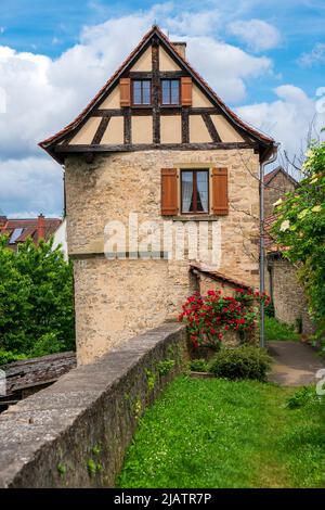 Die historische Altstadt von Dettelbach am main in Unterfranken mit malerischen Gebäuden innerhalb der Stadtmauer Banque D'Images