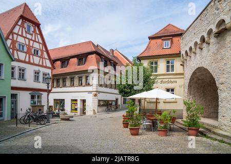 Die historische Altstadt von Dettelbach am main in Unterfranken mit malerischen Gebäuden innerhalb der Stadtmauer Banque D'Images