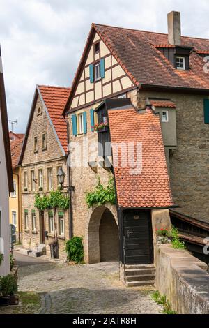 Die historische Altstadt von Dettelbach am main in Unterfranken mit malerischen Gebäuden innerhalb der Stadtmauer Banque D'Images