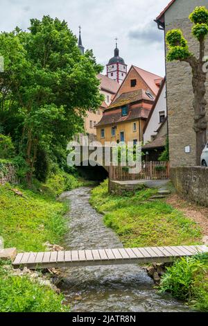 Die historische Altstadt von Dettelbach am main in Unterfranken mit malerischen Gebäuden innerhalb der Stadtmauer Banque D'Images