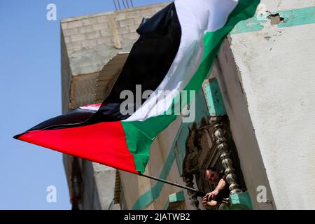 29 mai 2022, ville de Gaza, bande de Gaza, Palestine : Gaza, Palestine, le 29 mai 2022. Les Palestiniens brandirent dimanche leur drapeau national dans la ville de Gaza pour protester contre la marche du drapeau israélien à travers la vieille ville de Jérusalem. La Marche du drapeau est un événement annuel marquant la prise de Jérusalem-est par Israël en 1967, avec des nationalistes israéliens de droite chantant et dansant pendant le rassemblement et insultant les Palestiniens. La tension déjà élevée dans la région a été accrue par les ultranationalistes israéliens et les colons israéliens du complexe de la mosquée Al-Aqsa avant et pendant la marche (Credit image: © Banque D'Images