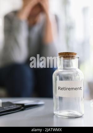 Une femme âgée désespérante et mécontente de la hausse du coût de la vie Banque D'Images