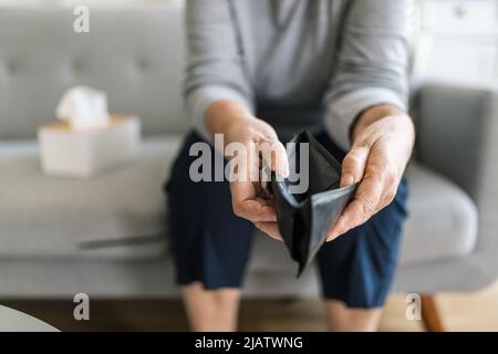 Une femme âgée désespérante et mécontente de la hausse du coût de la vie Banque D'Images