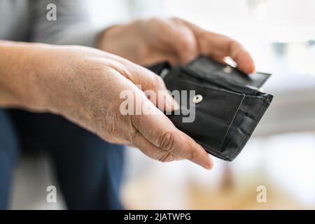 Une femme âgée désespérante et mécontente de la hausse du coût de la vie Banque D'Images