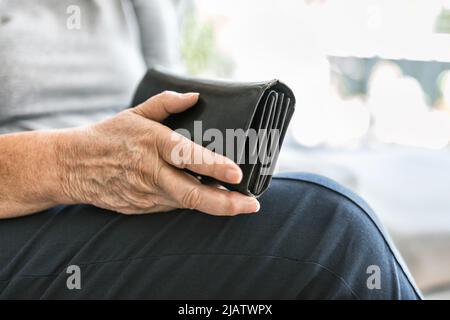 Une femme âgée désespérante et mécontente de la hausse du coût de la vie Banque D'Images