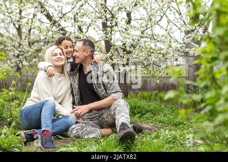 Soldat heureux avec la famille dans le parc. Banque D'Images