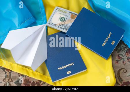 Drapeau de l'Ukraine, passeport et billets de la monnaie nationale, sur fond vert, vue de dessus, plat, le concept de préparation de voyage, le tourisme Banque D'Images