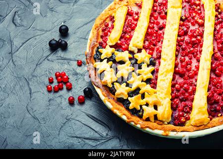 Tarte maison appétissante aux raisins de Corinthe rouges et noirs. Dessert sucré. Drapeau américain.tarte aux baies américaines. Banque D'Images