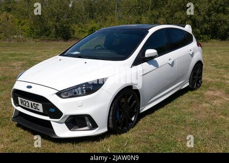 Vue des trois quarts avant d'une Ford Focus RS 2016, blanche, exposée au salon de l'auto Deal Classic 2022 Banque D'Images